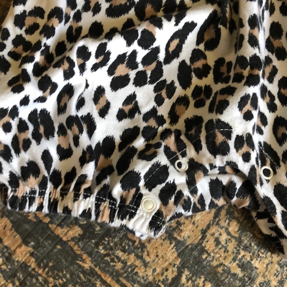 Cheetah Print Romper (0-3 months) - Picture 4 of 7